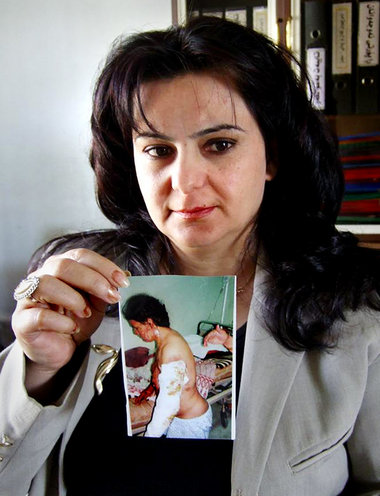 Khandan Jaza, Leiterin des Frauenzentrums, zeigt ein Foto eines ...