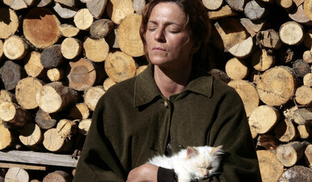 Plötzlich gibt es nur noch sie und die Tiere: Martina Gedeck in ... Plötzlich gibt es nur noch sie und die Tiere: Martina Gedeck in ...