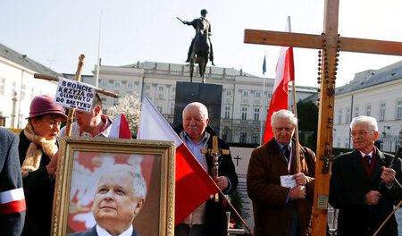 Gedenkfeier für Lech Kaczynski am 10. April vor dem Präsidentenp... Gedenkfeier für Lech Kaczynski am 10. April vor dem Präsidentenp...