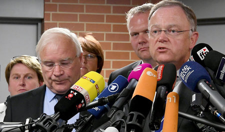 In Erklärungsnot: der niedersächsische Ministerpräsident Stephan... In Erklärungsnot: der niedersächsische Ministerpräsident Stephan...