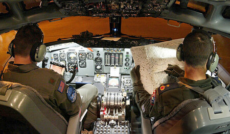 Piloten in einem AWACS-Aufklärungsflugzeug Piloten in einem AWACS-Aufklärungsflugzeug