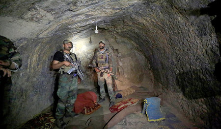 Mutmaßliches Versteck: In dieser Höhle in der Provinz Nangarhar ... Mutmaßliches Versteck: In dieser Höhle in der Provinz Nangarhar ...