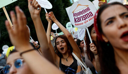 Am 29. Juli gingen Istanbuls Frauen mit dem Slogan »Misch dich n... Am 29. Juli gingen Istanbuls Frauen mit dem Slogan »Misch dich n...
