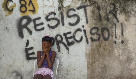 »Wir müssen Widerstand leisten!!« Graffiti in einem Slum in Rio ... »Wir müssen Widerstand leisten!!« Graffiti in einem Slum in Rio ...