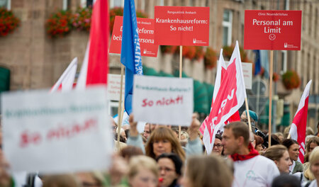 Immer wieder protestieren Klinikbeschäftigte gegen Verschlimmbes... Immer wieder protestieren Klinikbeschäftigte gegen Verschlimmbes...