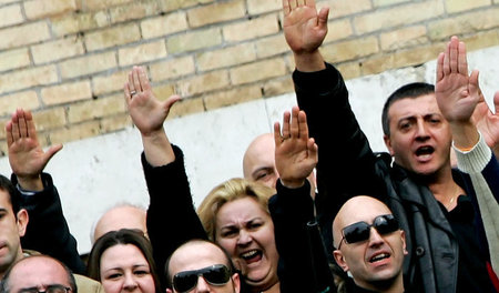 Faschisten salutieren vor dem Sarg von Romano Mussolini, dem Soh... Faschisten salutieren vor dem Sarg von Romano Mussolini, dem Soh...