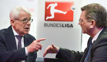 Der Kuhhandel läuft: DFL-Ligapräsident Reinhard Rauball (l) und ...