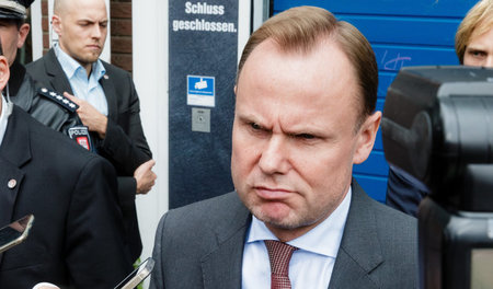 Unter Druck: Hamburgs Innensenator Andy Grote (SPD), hier am 29....