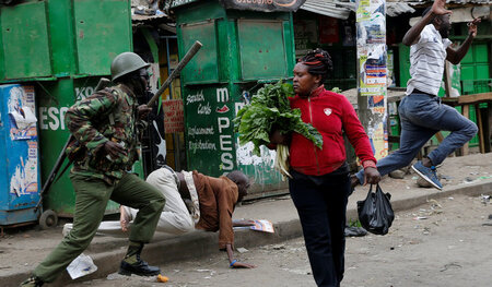 Fast wieder Alltag in Nairobi: Eine Kenianerin geht nach der Wah...