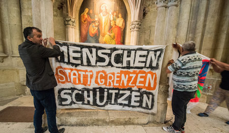 »Humanitäres Korrektiv«: Flüchtlinge hängen im Dom St. Peter in ...