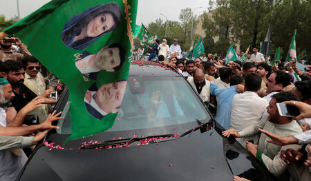 Triumphzug eines Gestürzten: Konvoi von Nawaz Sharif am 9. Augus... Triumphzug eines Gestürzten: Konvoi von Nawaz Sharif am 9. Augus...