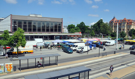 30-Zone und Trambahnhof vor der Stadthalle am Berliner Platz in ...