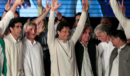 Imran Khan lässt sich am 30. Juli in Islamabad von Anhängern fei... Imran Khan lässt sich am 30. Juli in Islamabad von Anhängern fei...
