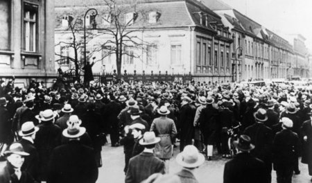 Hitler am Ziel: Menschenmenge wartet am 30. Januar 1933 vor der ... Hitler am Ziel: Menschenmenge wartet am 30. Januar 1933 vor der ...