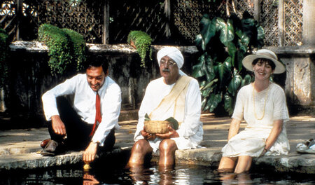 Dr. Aziz (Victor Banerjee, l.), der indische Gelehrte Professor... Dr. Aziz (Victor Banerjee, l.), der indische Gelehrte Professor...