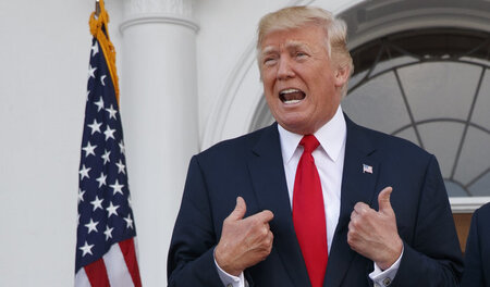 Urlaub voller Drohungen: US-Präsident Donald Trump in seinem Gol... Urlaub voller Drohungen: US-Präsident Donald Trump in seinem Gol...