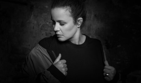 Wacht auf! Elektromusikerin Steffi kümmert sich wenig um Genrege... Wacht auf! Elektromusikerin Steffi kümmert sich wenig um Genrege...
