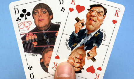 Spiel mit gezinkten Karten: Kanzlerin Merkel fabuliert im Wahlka... Spiel mit gezinkten Karten: Kanzlerin Merkel fabuliert im Wahlka...