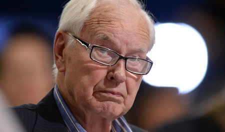 Der letzte Ministerpräsident der DDR, Hans Modrow, verfolgt am 2... Der letzte Ministerpräsident der DDR, Hans Modrow, verfolgt am 2...