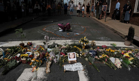 »Kein Platz für Hass«: Charlottesville gedenkt der am Sonnabend ... »Kein Platz für Hass«: Charlottesville gedenkt der am Sonnabend ...