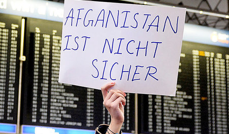 Protest gegen einen Abschiebeflug nach Afghanistan am 14. Dezemb... Protest gegen einen Abschiebeflug nach Afghanistan am 14. Dezemb...