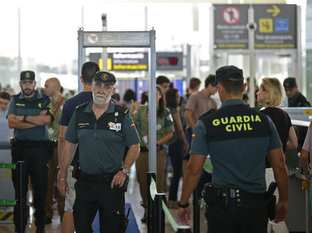 Streikbrecher in Uniform: Beamte der Guardia Civil am Montag am ...