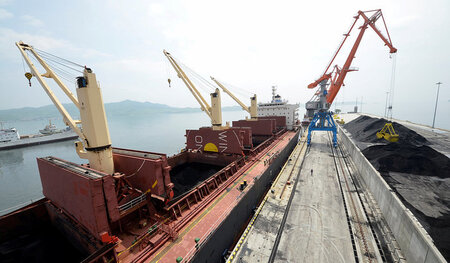 Die Kräne stehen still: Verladehafen für Kohle im nordkoreanisch... Die Kräne stehen still: Verladehafen für Kohle im nordkoreanisch...
