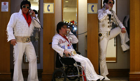 Wo sind die Schweißtücher? In den USA soll es etwa 3.000 Elvis-D...