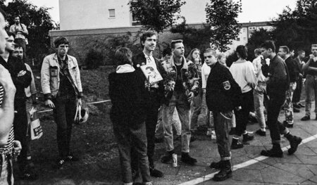 Mitglieder der NPD und ihrer Jugendorganisation vor dem Alliiert...