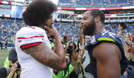 Gemeinsam gegen Rassismus: Die Footballstars Michael Bennett (r....