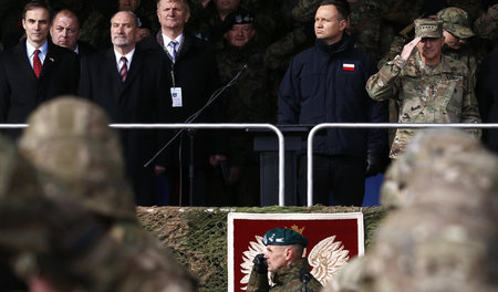Polens Präsident Andrzej Duda (2.v.r.) und Verteidigungsminister...