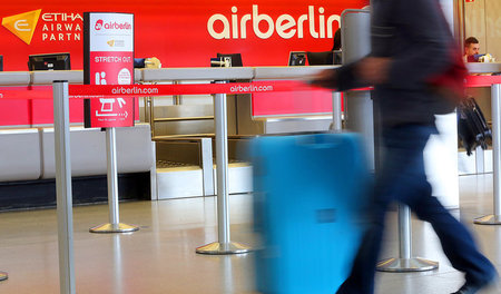 Pleite oder wieder »Rettung« in der Not? Air-Berlin-Schalter am ...