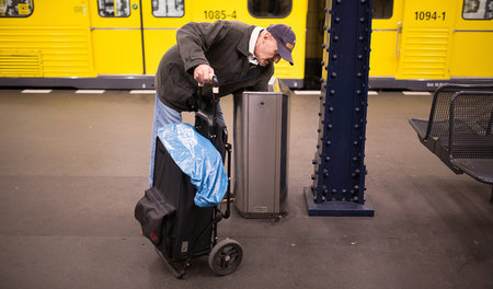 Nur durch das Sammeln von Flaschenpfand können viele Erwerbslose...