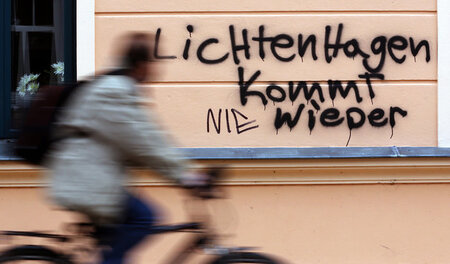 »Lichtenhagen kommt (nie) wieder.« Schmierereien am Bürgermeiste...