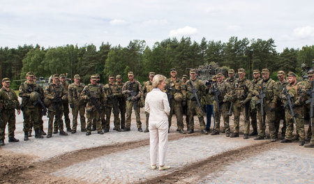 Ursula von der Leyen (CDU) spricht in weißem Reiterdress auf dem... Ursula von der Leyen (CDU) spricht in weißem Reiterdress auf dem...