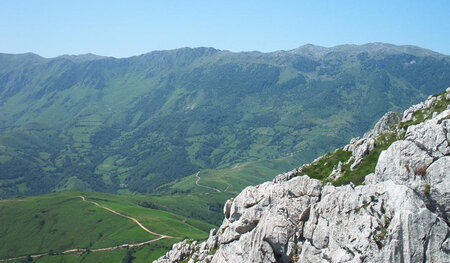 Die Königsetappe: Der Alto de Angliru ist mit seinen Rampen mit ... Die Königsetappe: Der Alto de Angliru ist mit seinen Rampen mit ...