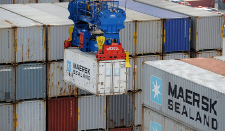 Weltweit präsent: Maersk-Container werden in Wilhelmshaven von e... Weltweit präsent: Maersk-Container werden in Wilhelmshaven von e...