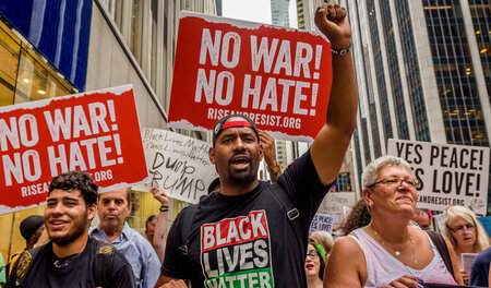 Am Montag demonstrierten Hunderte vor dem Trump Tower in New Yor... Am Montag demonstrierten Hunderte vor dem Trump Tower in New Yor...