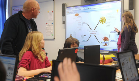 Whiteboard statt Kreidetafel: Unterricht an einer Schule in Ling... Whiteboard statt Kreidetafel: Unterricht an einer Schule in Ling...
