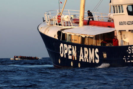 Einsatz der »Golfo Azzurro« für in Seenot geratene Flüchtlinge a...