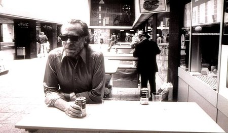 »Echte Lyrik ist tote Lyrik«. Charles Bukowski hatte klare Ansic... »Echte Lyrik ist tote Lyrik«. Charles Bukowski hatte klare Ansic...