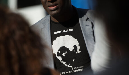 T-Shirt mit der Aufschrift »Das war Mord« (an einem Mitglied und... T-Shirt mit der Aufschrift »Das war Mord« (an einem Mitglied und...