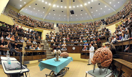 Studenten der Human- und Zahnmedizin im Hörsaal am Institut für ... Studenten der Human- und Zahnmedizin im Hörsaal am Institut für ...