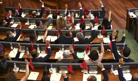 Abstimmung ohne Mehrheit: Bei der ersten Sitzung in Pristina kon... Abstimmung ohne Mehrheit: Bei der ersten Sitzung in Pristina kon...