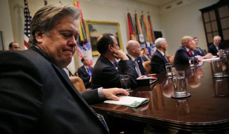 US-Chefstratege Stephen Bannon bei einem Meeting mit Präsident D... US-Chefstratege Stephen Bannon bei einem Meeting mit Präsident D...