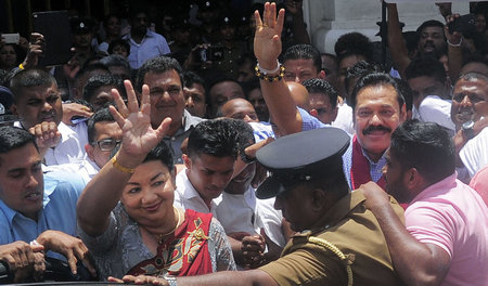 Mahinda Rajapaksa und seine Ehefrau Shiranthi lassen sich vor ei... Mahinda Rajapaksa und seine Ehefrau Shiranthi lassen sich vor ei...