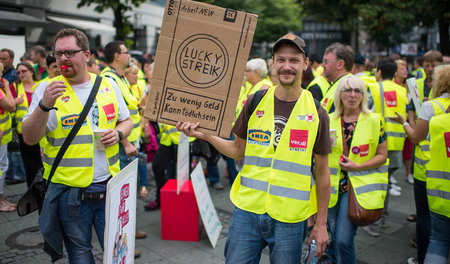 Auch sie traten am Freitag für höhere Löhne in den Ausstand: off...