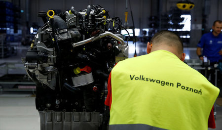 Ein VW-Arbeiter in der jüngst vor einem jahr eröffneten Fabrik i...