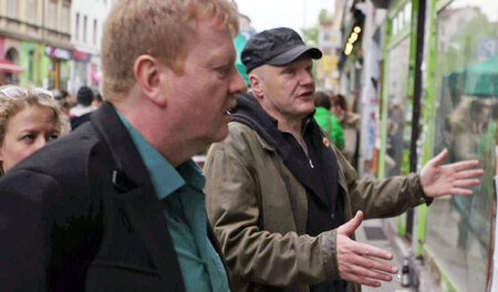 Demo zum 1. Mai in Berlin: ZDFzoom-Autor Rainer Fromm(l.) im Ges...