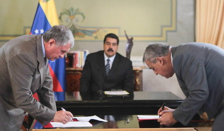 Caracas, 7. Oktober 2016: Rosneft-Chef Igor Setschin (l.) unterz...